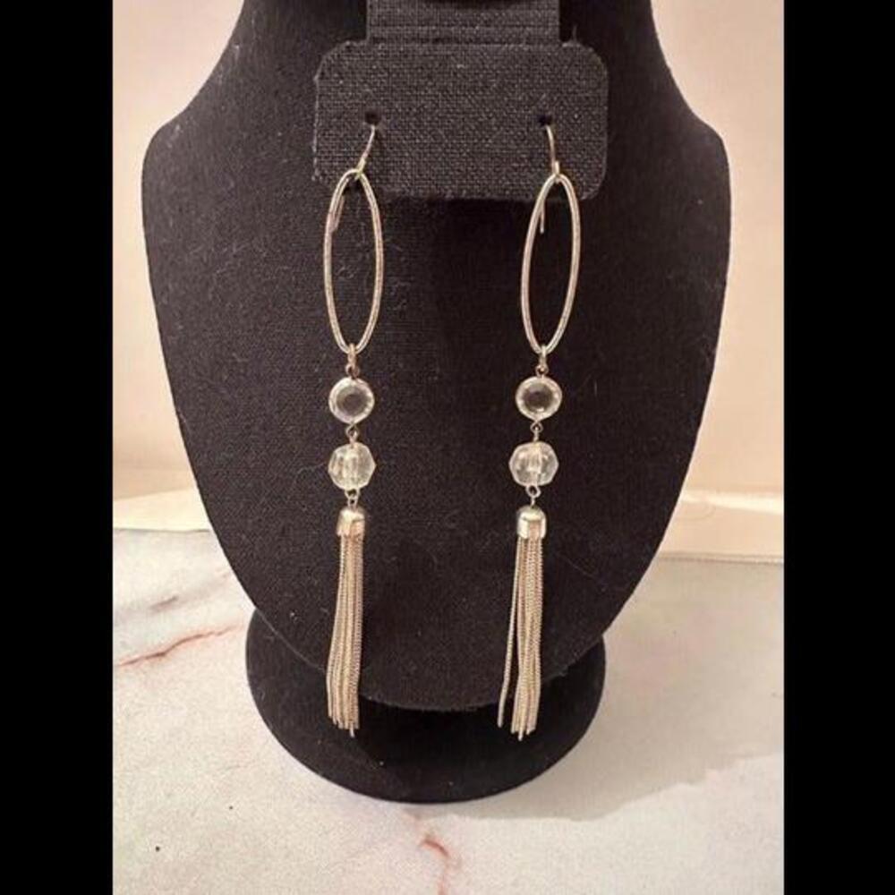Elegance in Motion: Discover Our Exquisite Dangling Earrings!